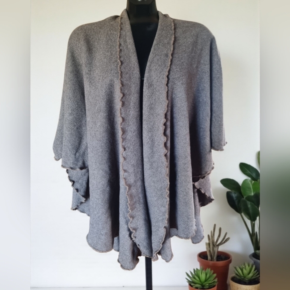 Viola Firenze Ruffled Open Front Lettuce Edge Shawl/Wrap One Size Made In Italy - Picture 1 of 5